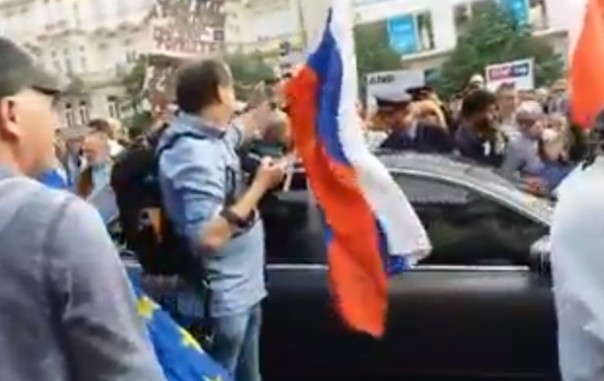 Чехи накинулись на автомобили с флагами России, СССР и георгиевскими лентами