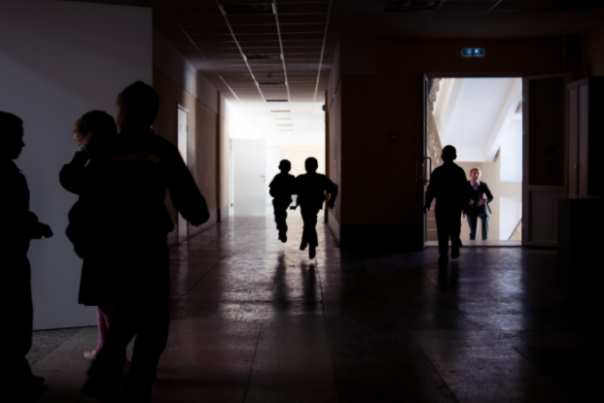 В украинской школе в третий раз распылили ядовитый газ. Эвакуировали 700 человек