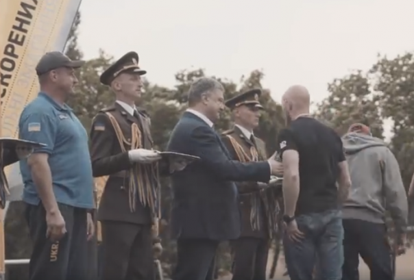 Боец батальона "Азов" отказался пожать руку Порошенко