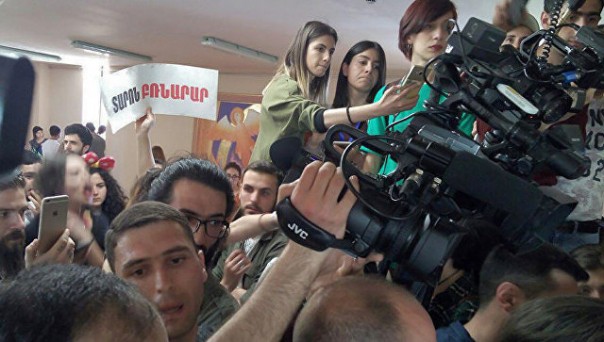 В Ереване демонстранты ворвались в здание городской администрации