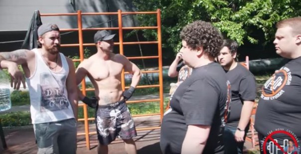 В Москве появилось движение "Стопкач", и первую драку с качками сняли на видео