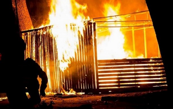 В Мариуполе мужчина поджег киоск с продавцом внутри