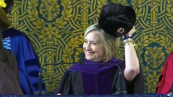 Клинтон надела шапку-ушанку во время выступления в Йеле
