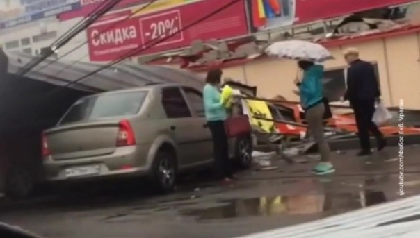 Летающие крыши и перевернутые остановки: по Уралу и Сибири прогулялся ураган