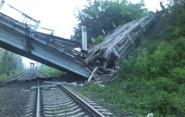 Резкое обострение в Донбассе: украинская ДРГ взорвала мост под Луганском – ополчение ЛНР отрезано от города