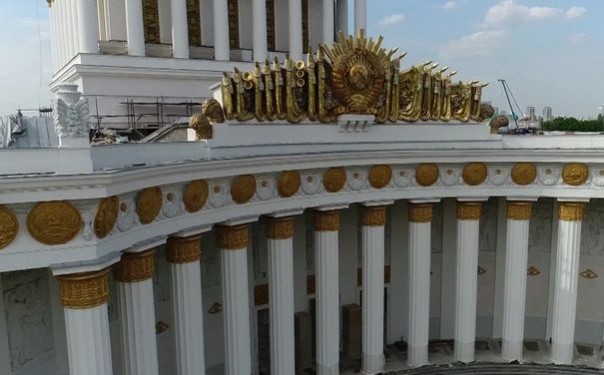 Неожиданное открытие: на ВДНХ нашли фрагменты живописи неизвестного художника