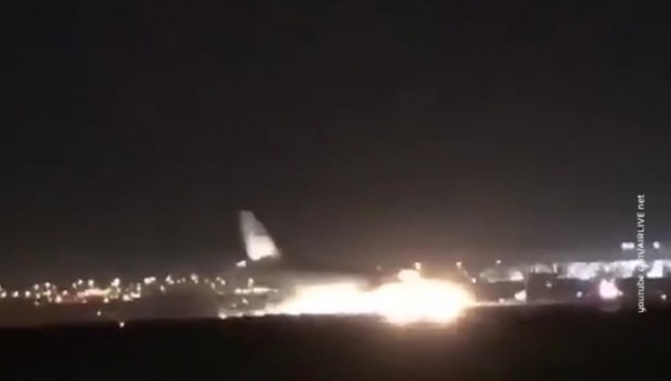 Ночная посадка пассажирского самолета без шасси. Видео
