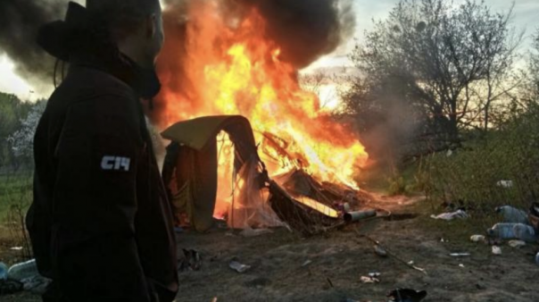 В Тернопольской области толпа молодчиков с битами напала на цыганский табор и сожгла его