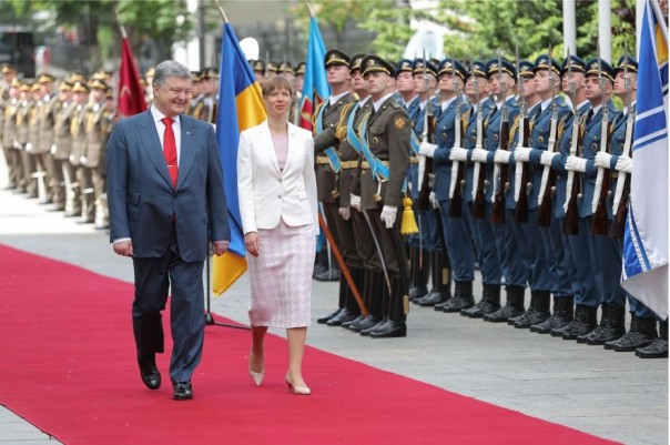 Приключение Кальюлайд в Киеве — Порошенко подарил президенту цветы и тут же забрал! ))