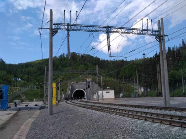 Почти Керченский мост: На Украине открыли Бескидский тоннель