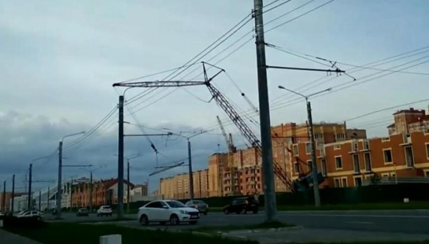 Кран рухнул на оживленную дорогу в Йошкар-Оле