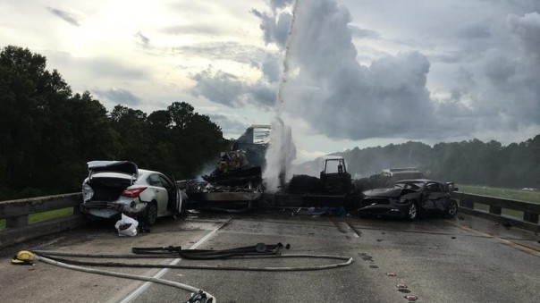 В США в ДТП с двумя грузовиками четыре человека погибли и 13 пострадали