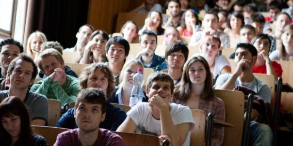 Президент РАН предложил платить первокурсникам по 30 тысяч рублей