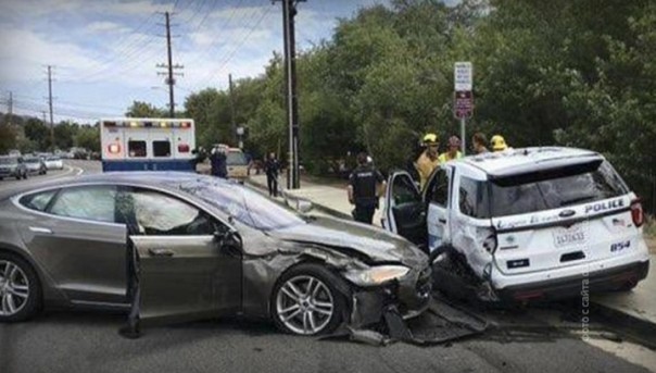 В США беспилотник Tesla врезался в патрульных