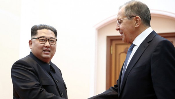 Лавров пригласил Ким Чен Ына в Россию и подарил расписную шкатулку для «секретных вещей»