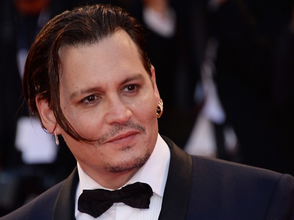 "Мерседес" с Джонни Деппом врезался в стену в Петербурге