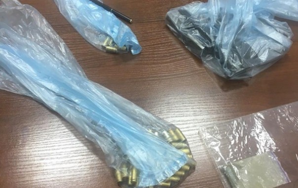 В кабинете замдиректора киевской гимназии нашли боеприпасы и психотропы