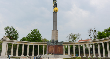 Российские туристы защитили памятник советским воинам в Вене