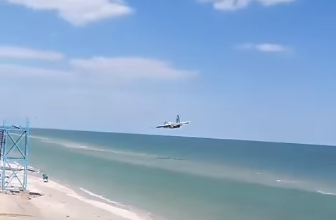"Подводная авиация Украины": Су-25 пролетел над пляжем в Кирилловке
