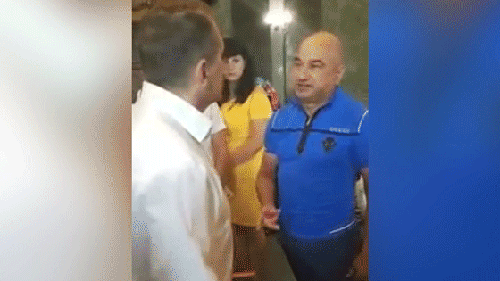 Обиделся. Мэр украинского города ударил активиста, назвавшего его подлецом