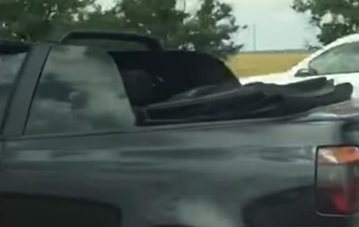 Пьяный водитель под Одессой ограбил магазин на АЗС и пытался уйти от преследования, бросал в полицию бутылки