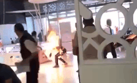 Парень вспыхнул как спичка после взрыва переносной зарядки в его кармане — видео