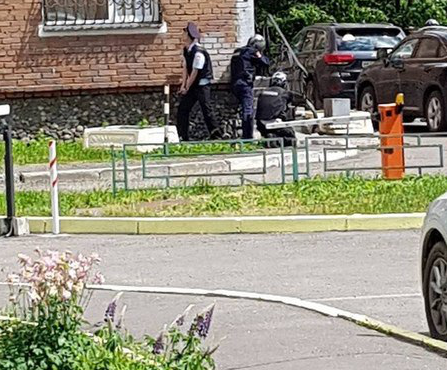 Житель Новокузнецка застрелил жену и забаррикадировался в офисном здании