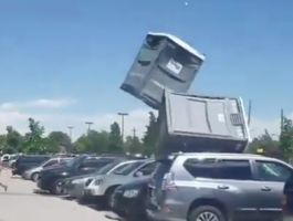 В США ураган поднял в воздух биотуалеты и опустошил их на головы отдыхающих людей