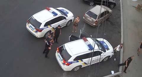 Житель Никополя разбил битой полицейское авто