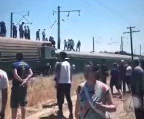 В Казахстане пассажирский поезд сошел с рельсов