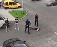 Полиция Киева проср*ла пистолет, задерживаемый сбежал