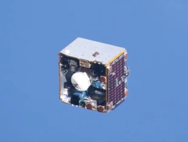 Чемодан или старый телевизор? Космонавт снял пролетающий под МКС спутник | Космическая среда № 195 от 20 июня 2018