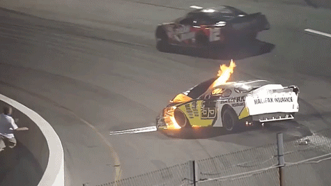 Папа спешит на помощь! Отец гонщика NASCAR вытащил сына из загоревшейся машины