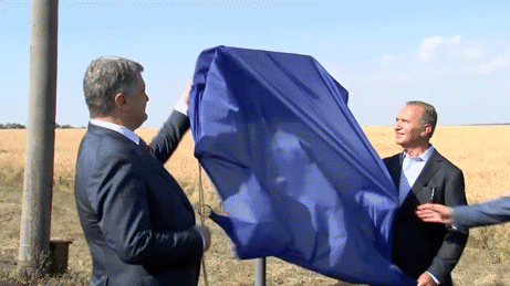 Новая «перемога» Порошенко: украинцы высмеяли президента, открывшего дорожный знак