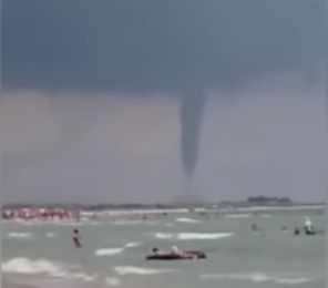 Необычное явление на Украине: торнадо под Одессой, как во Флориде (видео)