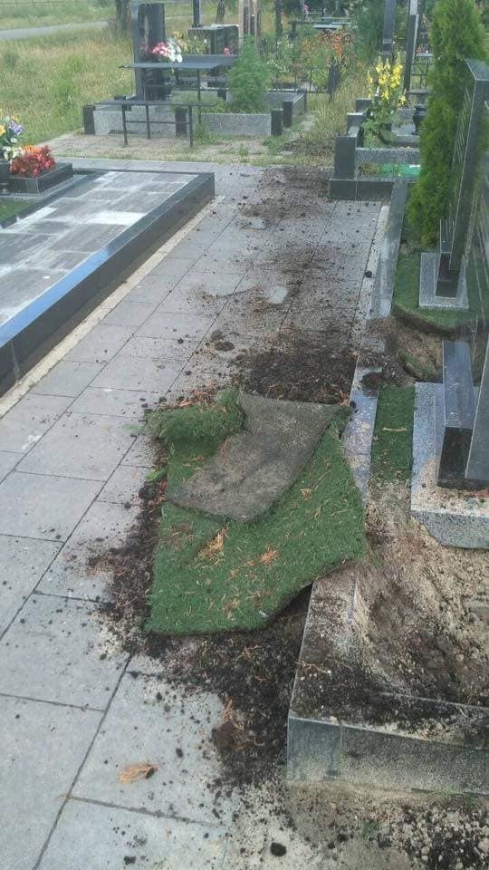 В Буче под Киевом разгромили могилу "героя АТО"