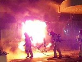 В Амстердаме фургон протаранил здание голландской газеты и загорелся