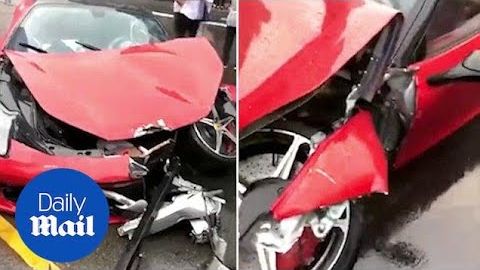 В Китае девушка разбила новый Ferrari сразу после выезда из автосалона