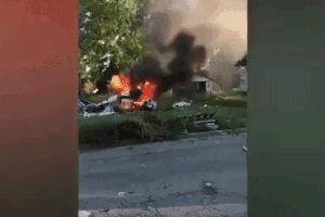 Очевидцы снимали на видео догорающий самолёт, когда из него вылез подросток