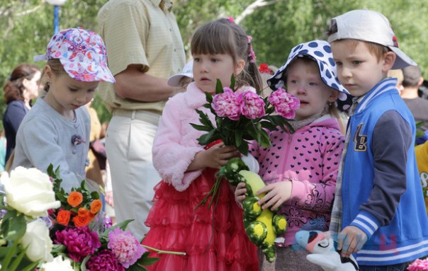 Представители властей и жители Республики почтили память детей ЛНР, погибших от обстрелов ВСУ