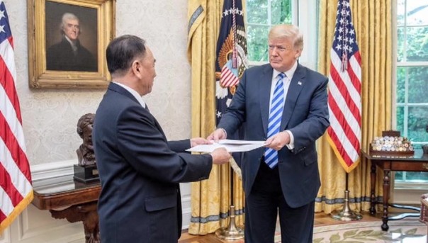 Белый дом опубликовал фото Трампа с письмом лидера КНДР