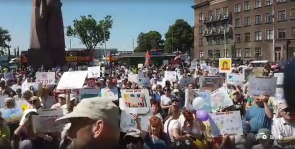 «Русские не сдаются!» – в Риге прошел марш против закрытия русских школ