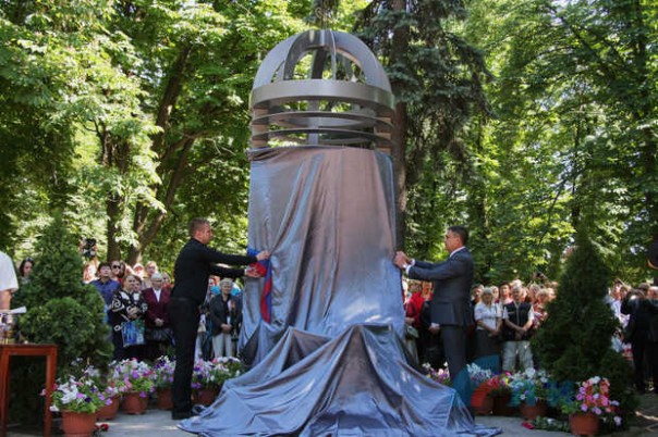 Открыт памятный знак "Жертвам авиаудара 2 июня 2014 года". Митинг-реквием по погибшим прошел в Луганске