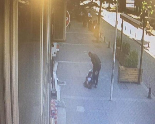 В Турции прохожий ударом головы сбил с ног избивающего жену мужчину