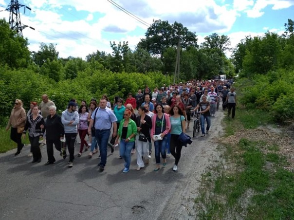 В Харьковской области люди перекрыли трассу и пошли пикетировать полицию