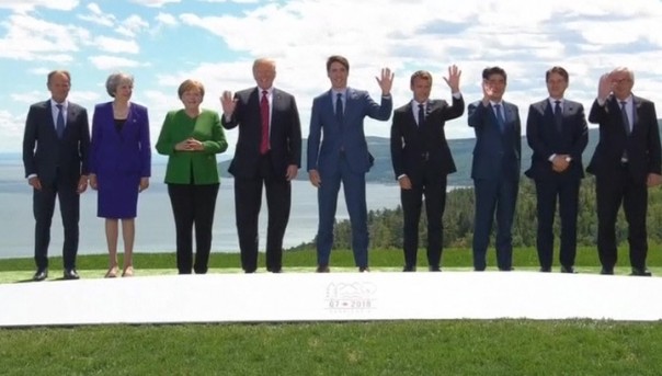 Улыбаемся и машем: Дональд Трамп первым покинул саммит раздора