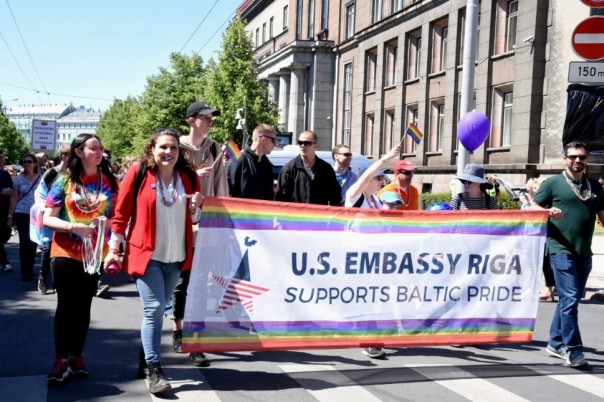 В Риге участники гей-парада признались в любви американским военным