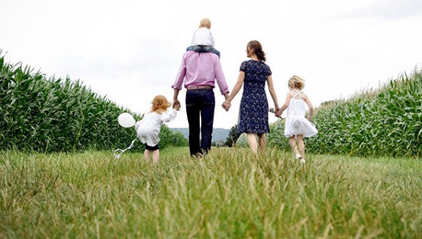 "Вопиющая дискриминация": на Украине захотели запретить слово "родители"