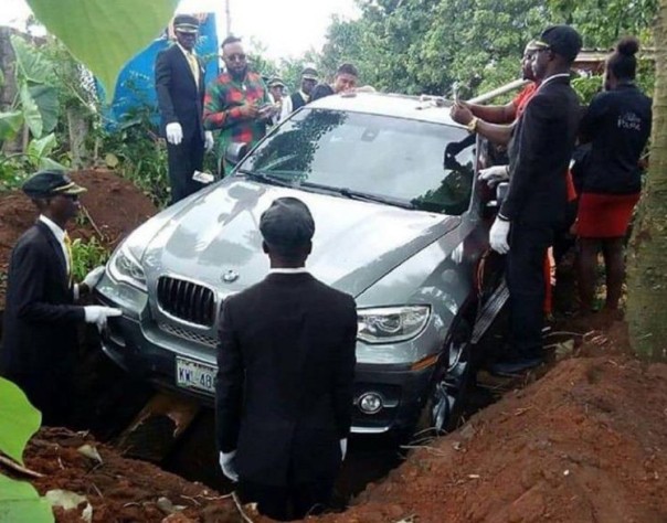 Сын похоронил отца в новом BMW, который он обещал подарить, но так и не успел