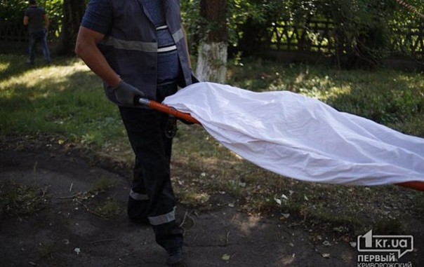 В Кривом Роге у больницы нашли очередное тело девушки без одежды